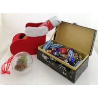 Kerstschoen met 'Prettige Feesten' koffertje